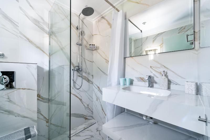 Twin Room with Sea View image 4