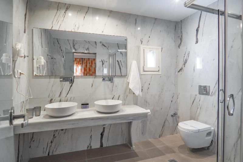 Suite with Sea View image 3