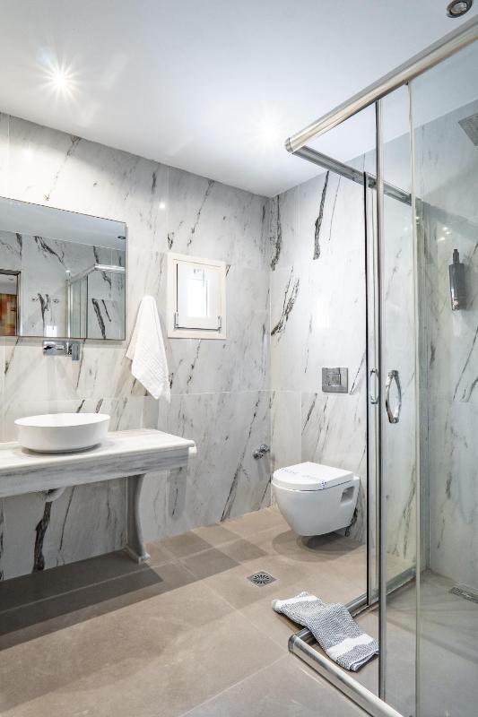 Suite with Sea View image 2