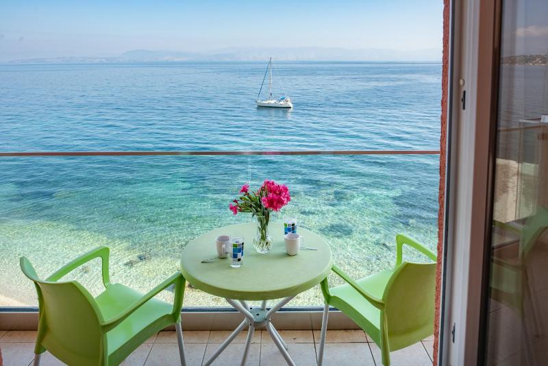 Quadruple Room with Sea View image 4