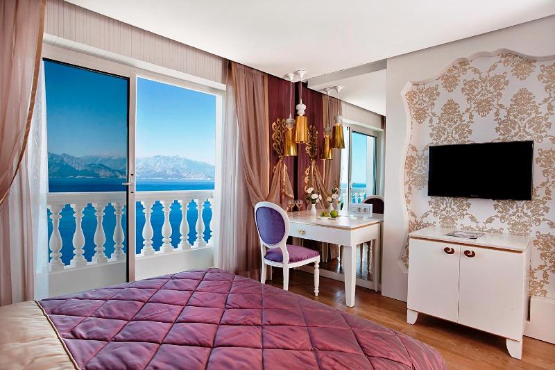 Deluxe Double Room with Sea View image 3