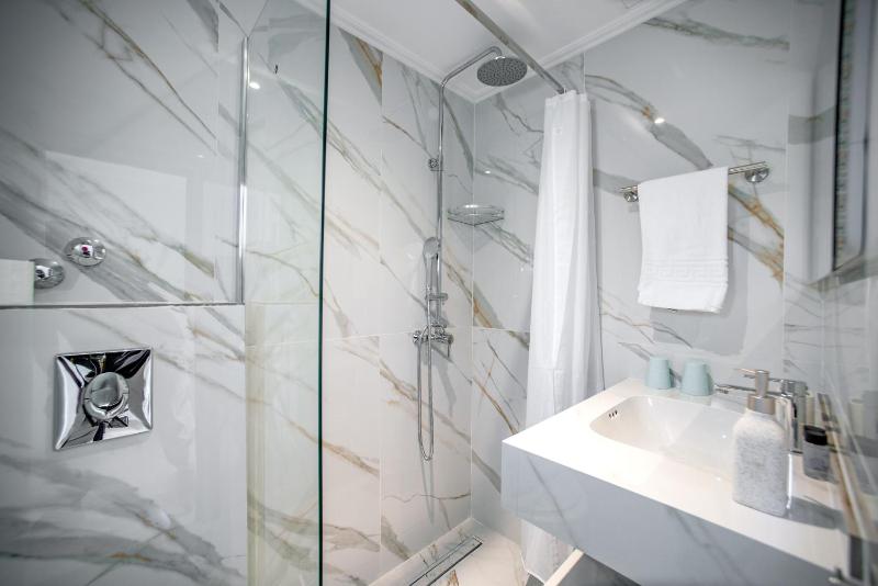 Triple Room with Sea View image 2