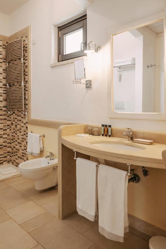 Deluxe Queen or Twin Room image 2