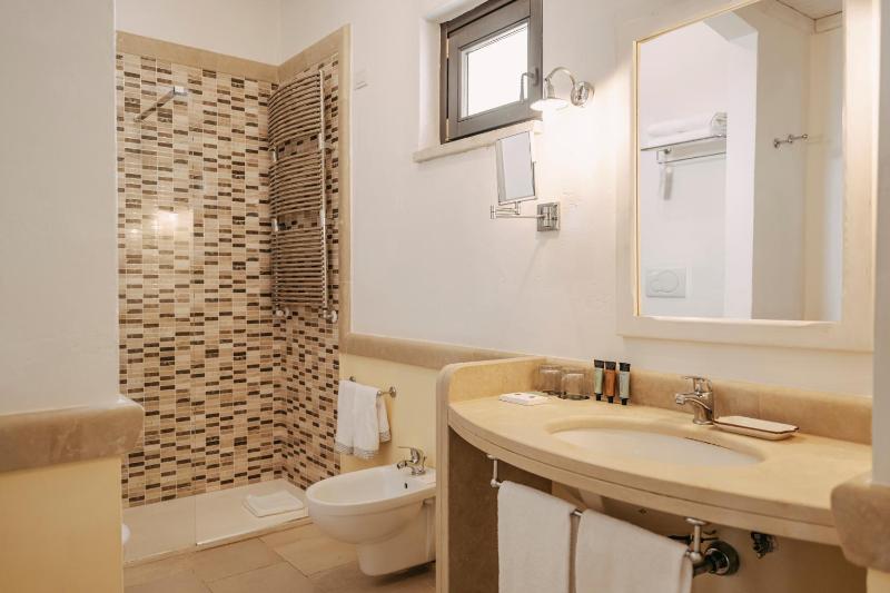 Deluxe Queen or Twin Room image 1