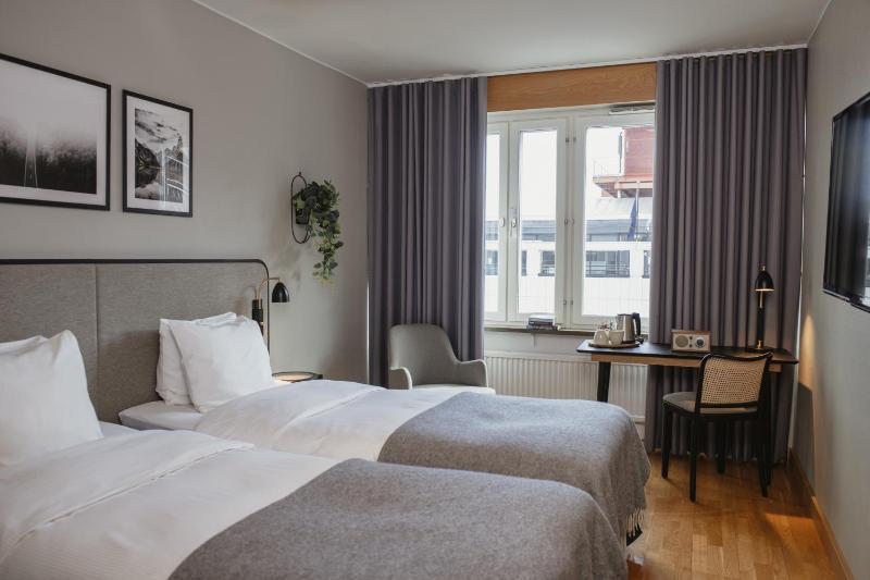 Standard Twin Room image 3