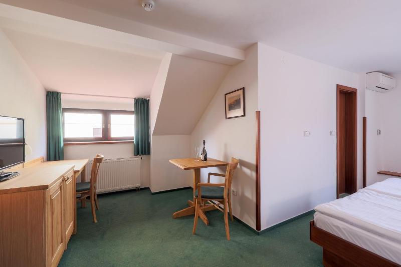 Double or Twin Room with City View image 4