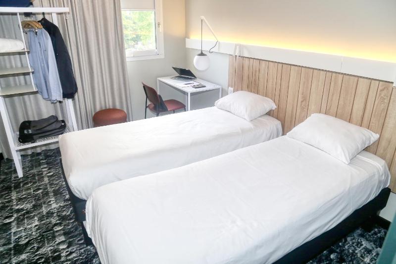 Standard Room with 2 Single Beds image 2