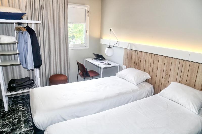 Standard Room with 2 Single Beds image 3