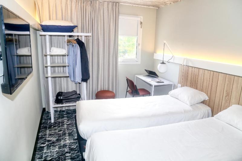 Standard Room with 2 Single Beds image 1