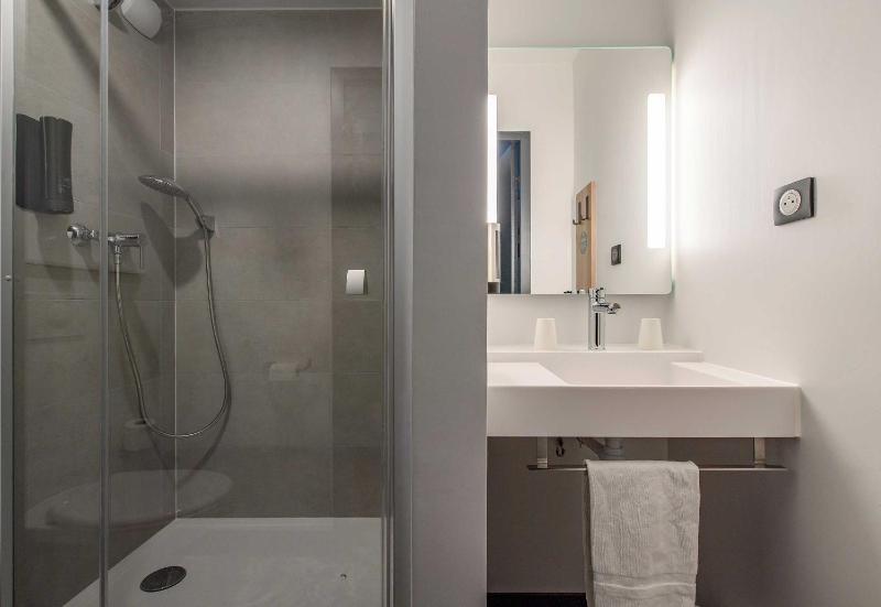 Triple Room with Three Single Beds image 4