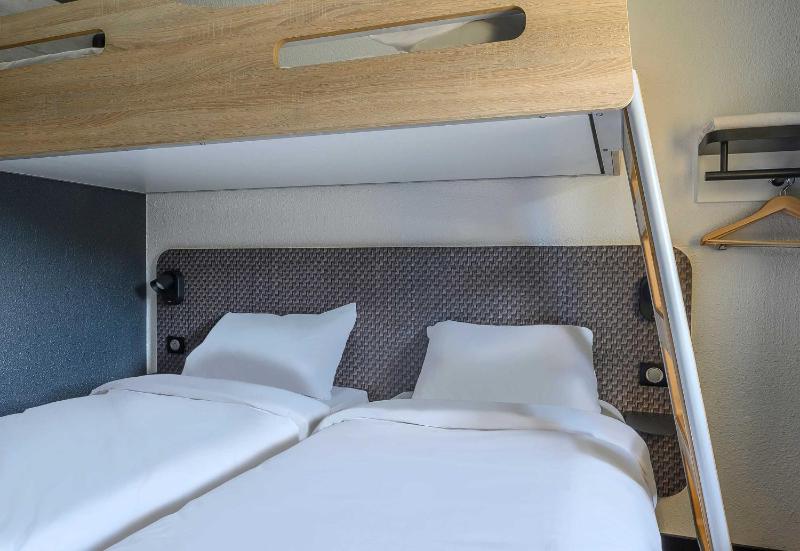Triple Room with Three Single Beds image 1