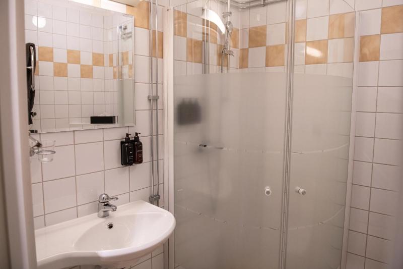 Compact Single Room image 1