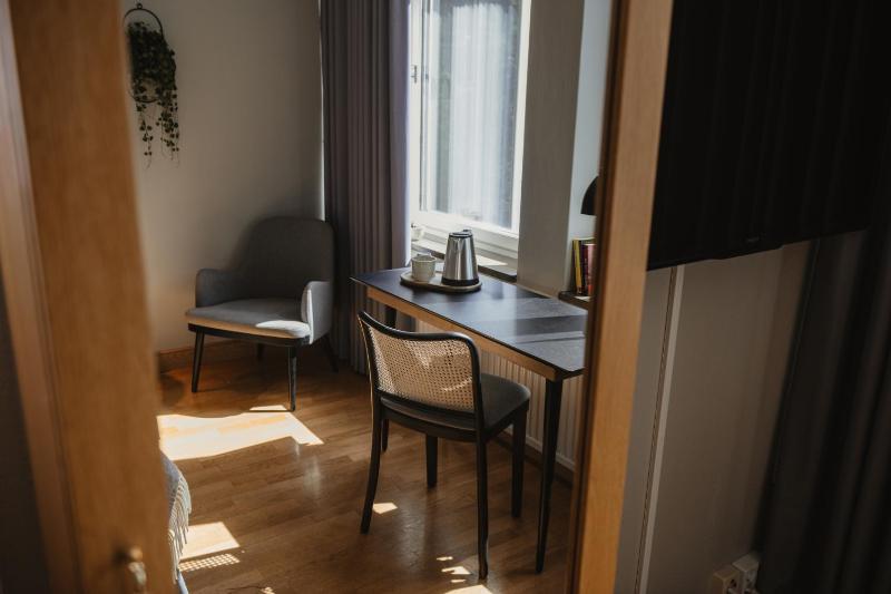 Compact Single Room image 2