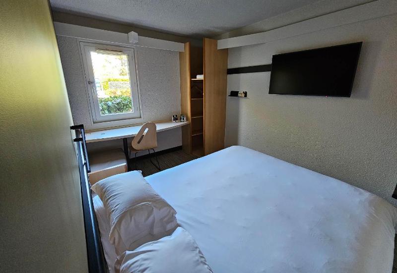 Standard Double Room image 4