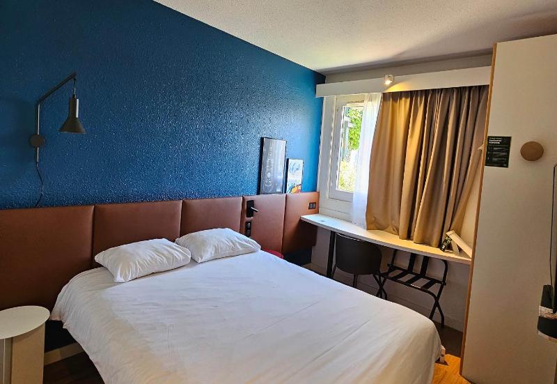 Standard Double Room image 3