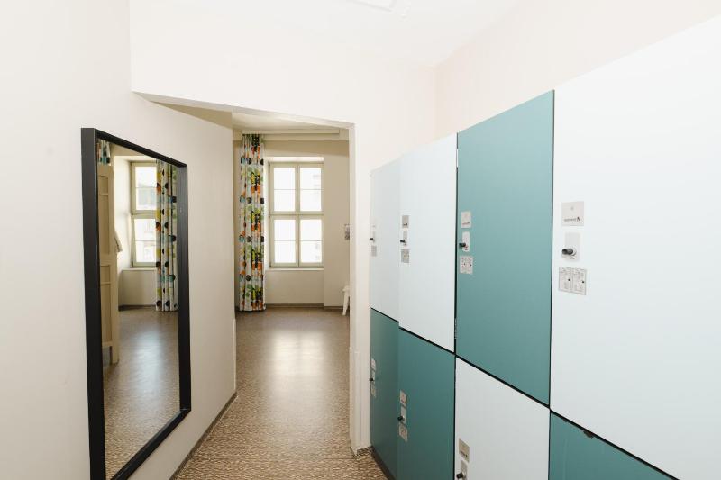 Bed in 8-Bed Mixed Dormitory Room image 3