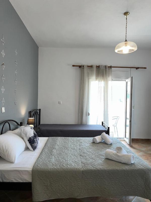 Quadruple Room with Balcony image 3