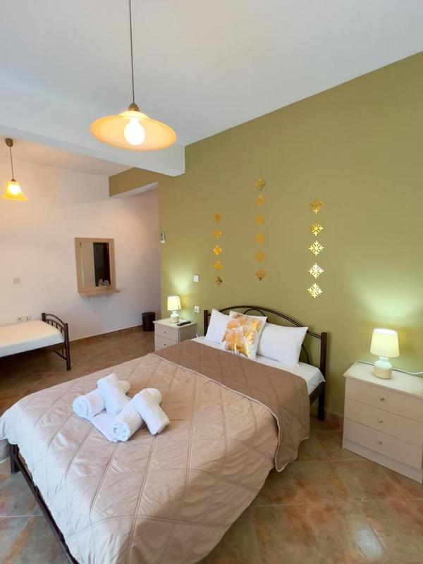 Triple Room with Balcony image 1