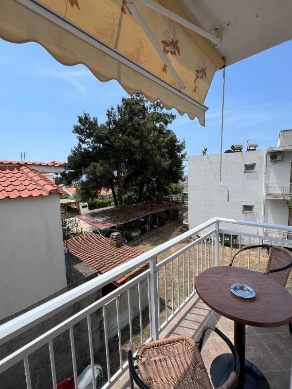Triple Room with Balcony image 4