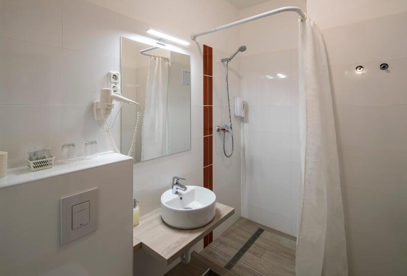 Quadruple Room image 2