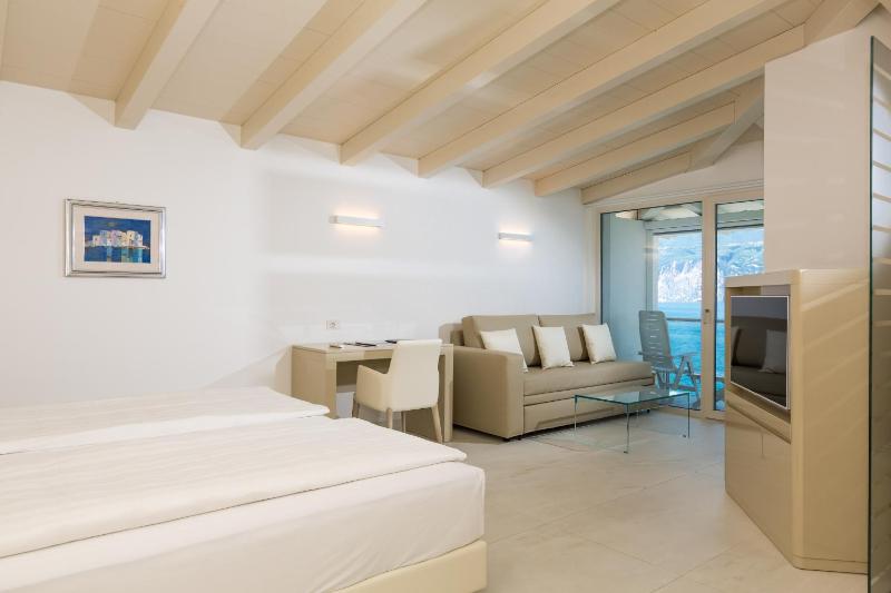 Junior Suite with Lake View image 3