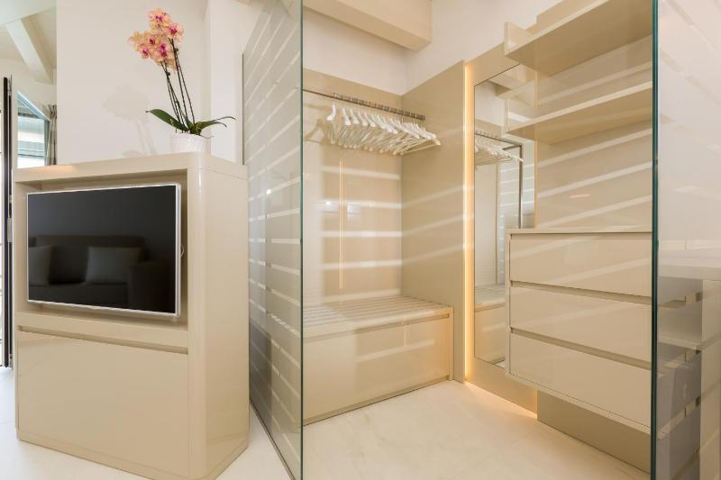 Junior Suite with Lake View image 2