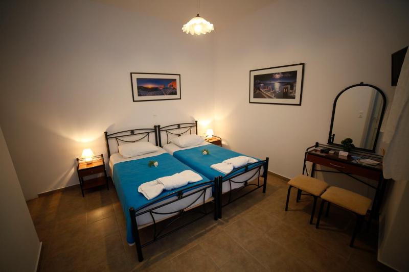 Standard Twin Room image 4