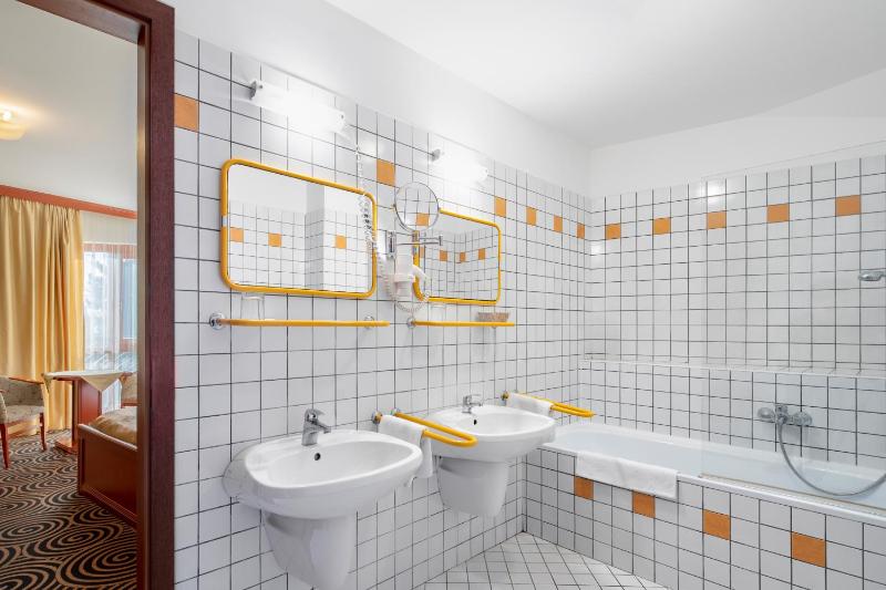 Standard Twin Room image 2