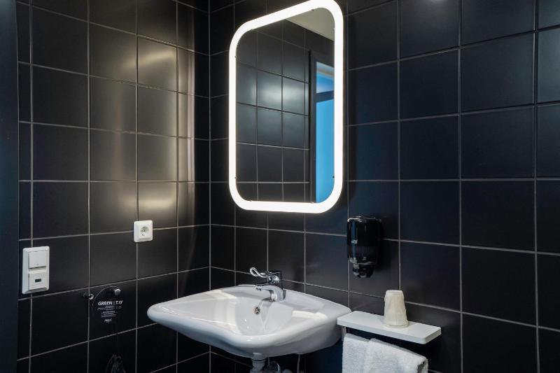Standard Twin Room image 3