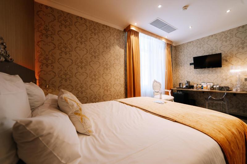 Club Double Room image 3