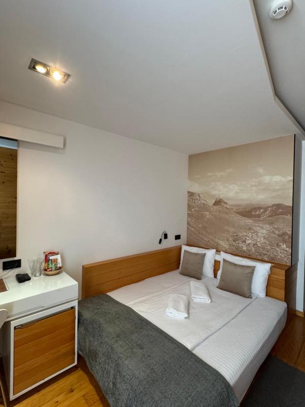 Double Room with Balcony image 4