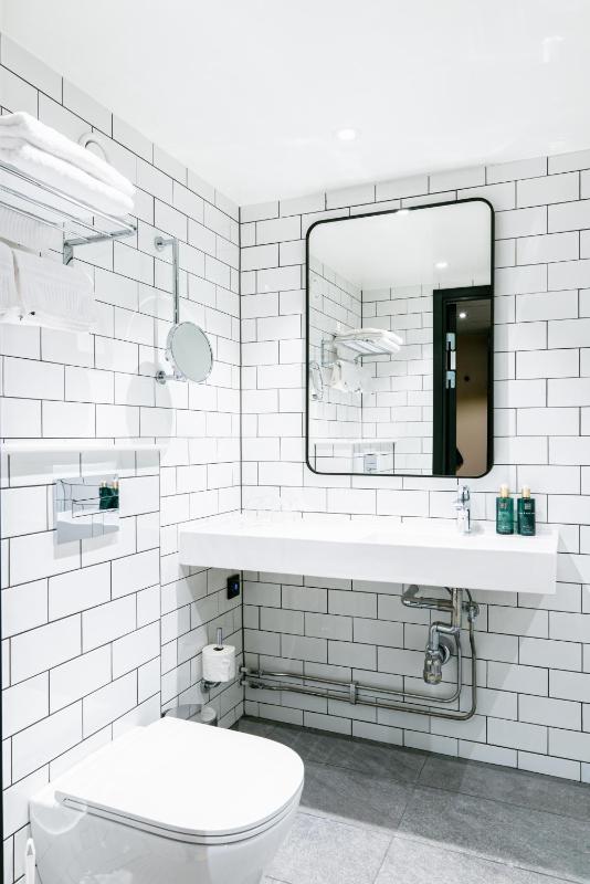 Standard Twin Room image 3