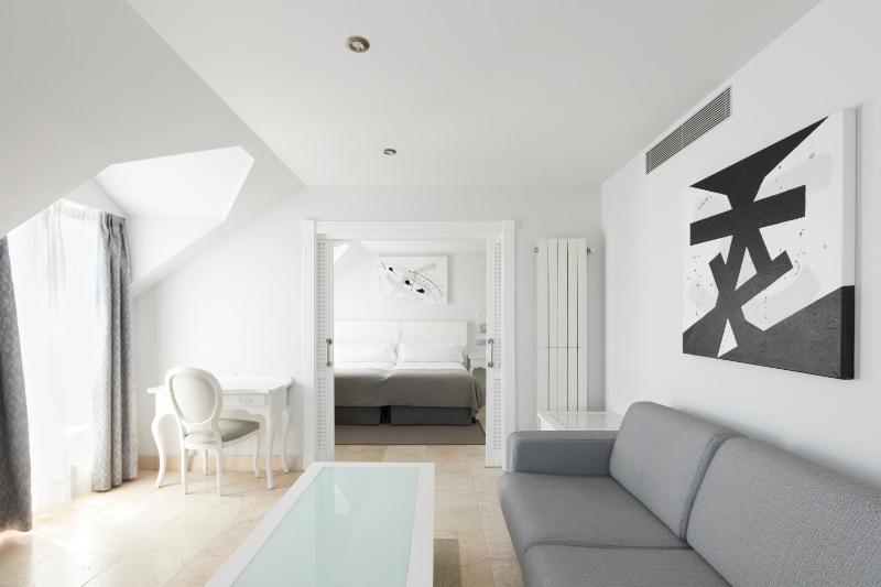 Family Room with lounge image 4