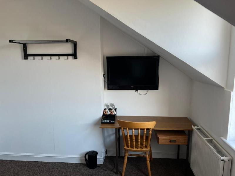 Standard Twin Room image 4