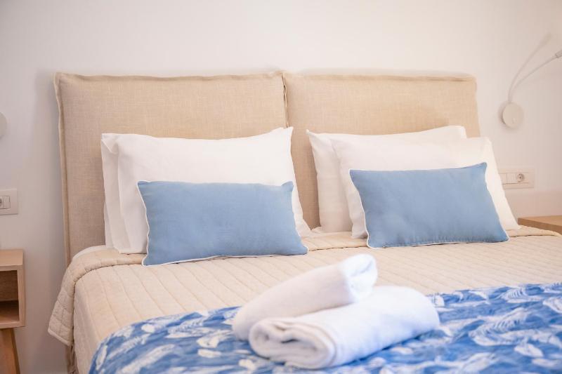 Double or Twin Room with Garden View image 3