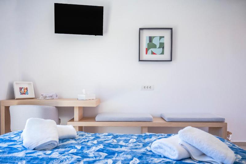 Double or Twin Room with Garden View image 4