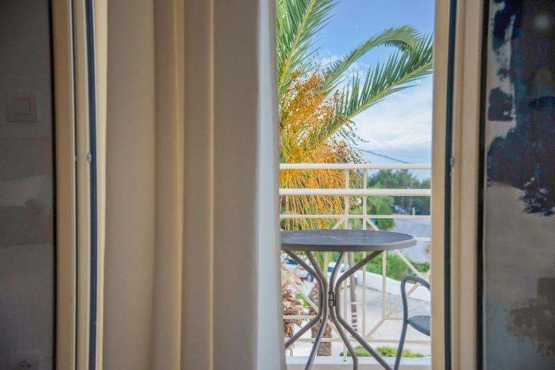 Deluxe Double Room with Balcony and Sea View image 3