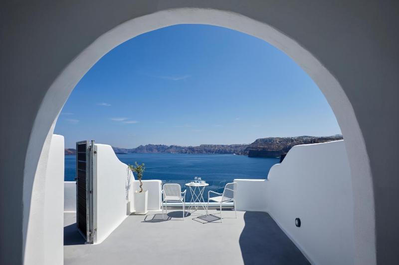 Deluxe Double Room with Panoramic Caldera View image 1