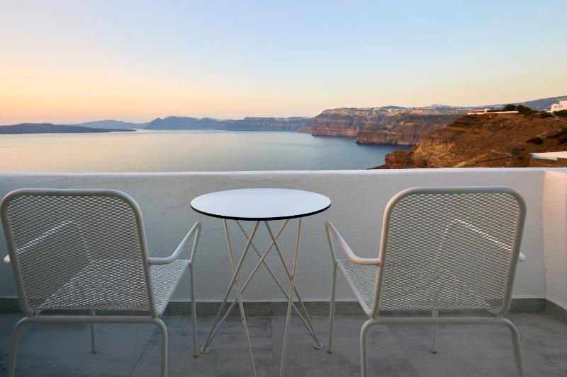 Deluxe Double Room with Panoramic Caldera View image 3