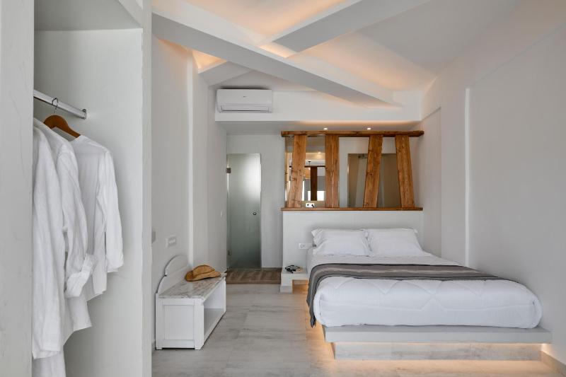 Deluxe Double Room with Panoramic Caldera View image 4