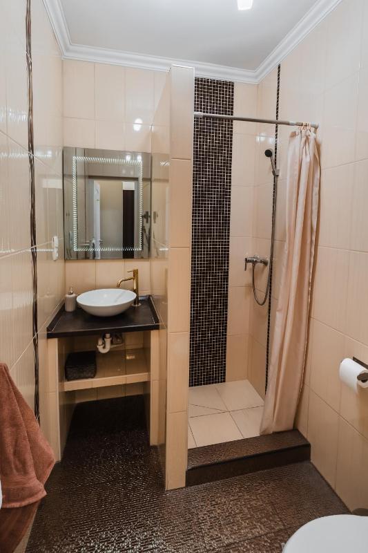 Standard Quadruple Room image 4