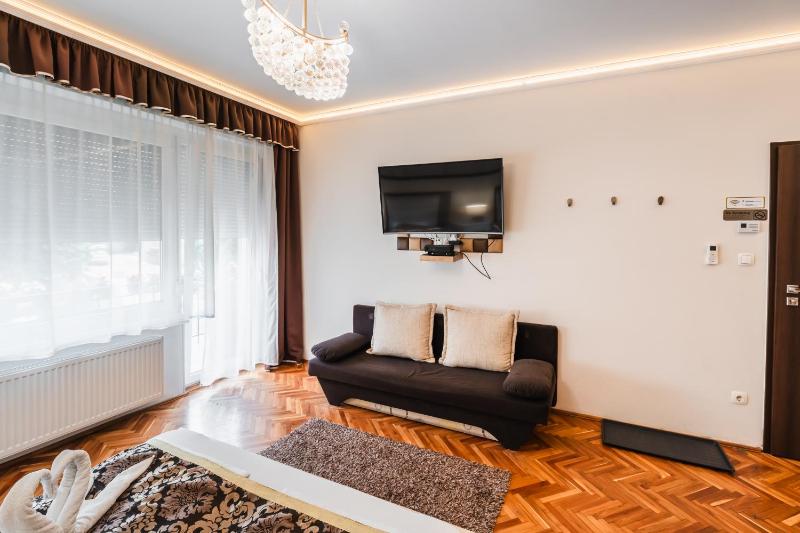 Standard Quadruple Room image 3