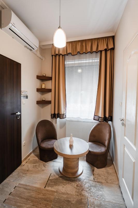 Standard Queen Room image 3