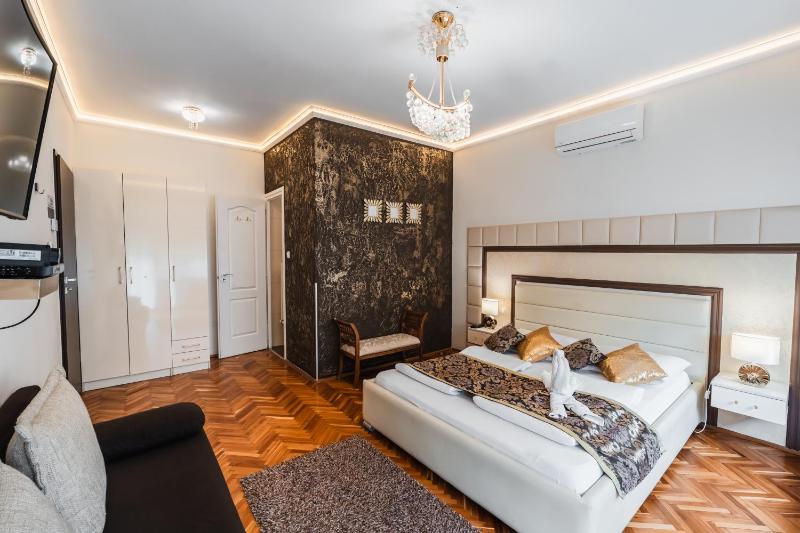 Standard Quadruple Room image 2
