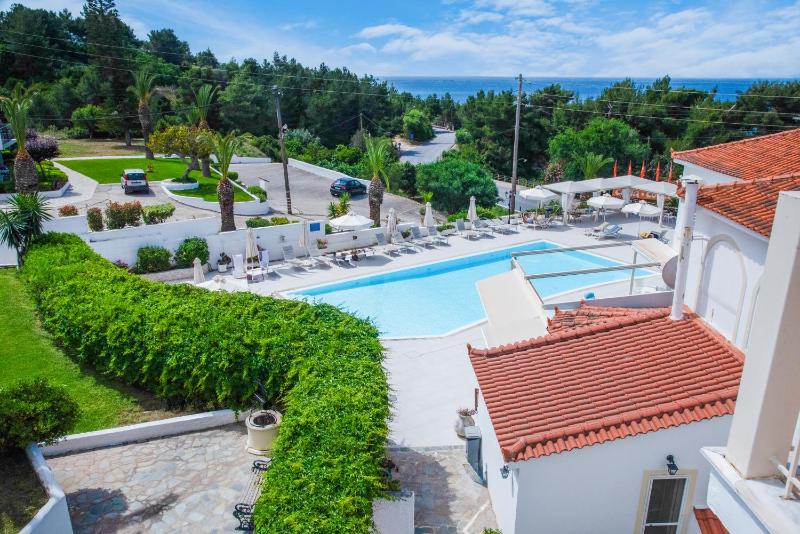 Deluxe Double Room with Balcony and Sea View image 2