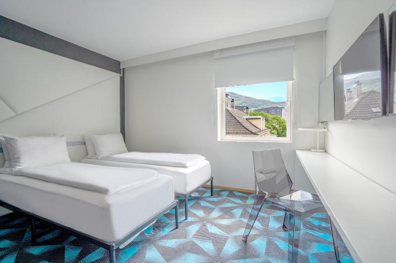 Standard Twin Room image 4