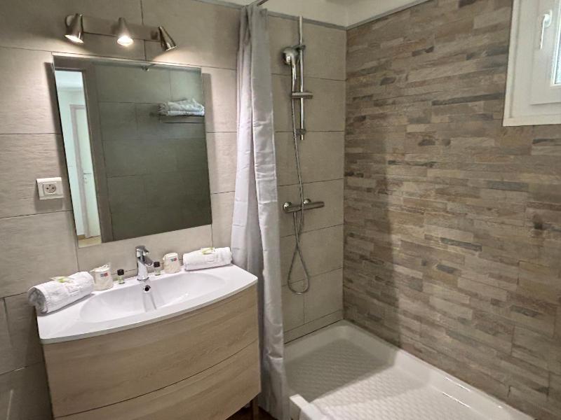 Quadruple Room with City View image 3