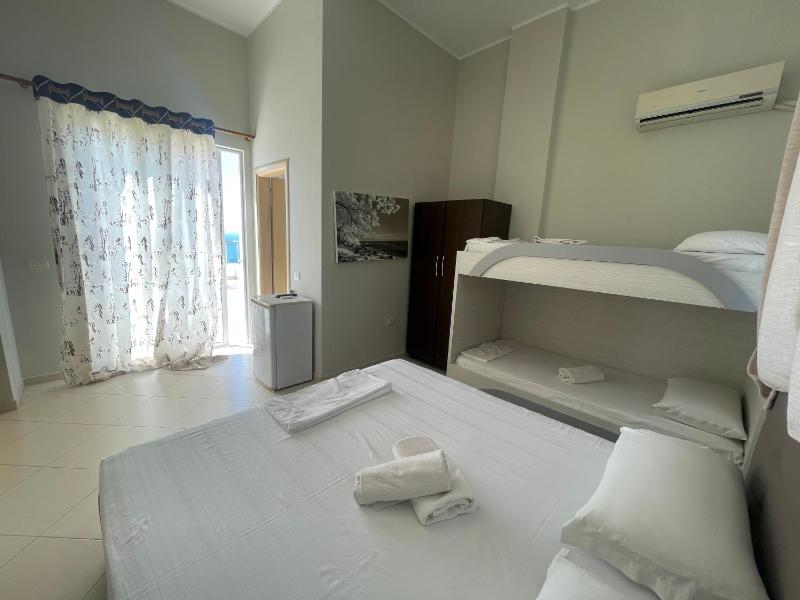 Quadruple Room with Sea View image 1