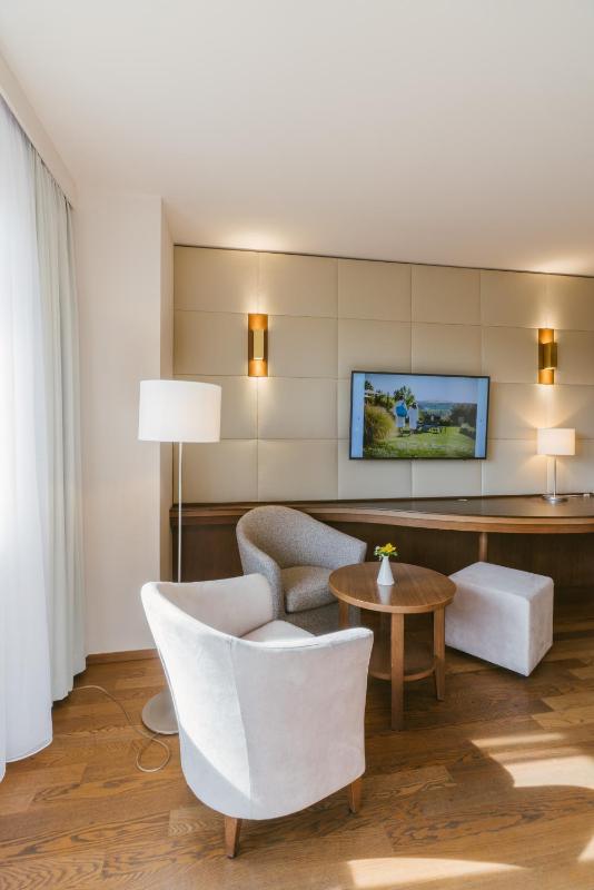 Double Room with Balcony image 3