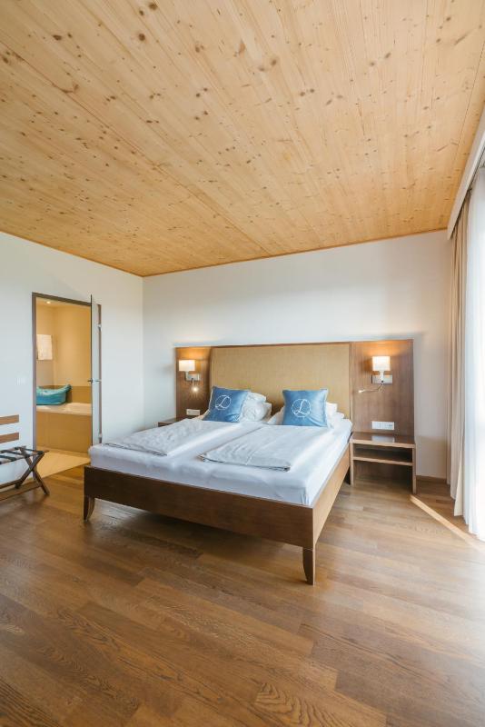 Superior Double Room with Balcony and View of the Stegersbach Thermal Spa image 1